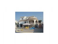Localizaci�n: CAMPASOL,MAZARRON  
Dormitorios: 4 - Ba�os: 4  
Superficie: 120 m2  
Caracter�sticas: Villa Neptuna Deluxe, on 750m2 plot which is planted with 2 palm trees and part shingled, comprising off on the first level, 2 bedrooms with built in wardrobes and 1 security safe, 2 bathrooms, both have showers, 1 has bath, open plan, fully fitted kitchen/diner with white goods included and lounge with fireplace.  
On the second level with a separate entrance, 2 bedrooms with built in wardrobes and security safes, 2 bathrooms with baths and showers, doors leading to 40m2 roof terrace with views of golf course.  
Under build basements providing lots of storage space.  
All beautifully tiled throughout, double glazed windows have iron grilles and fly screens.  
Satellite and 4 solar panels linked to 400 litres tank with constant hot water.  
Ample 3.5 metre wide gates, opening onto drive leading to large garage and 11m x 5m swimming pool with Roman steps.  - 4