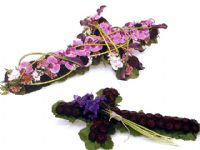 Formas tradicionales como la cruz, trabajadas r�tmicamente. Arriba con claveles, celos�a, rosa Black beauty, hortensia, calas y galas. La cala se trabaja como grafismo. 
A la derecha la cruz de crisantemo y galas a la que se le ha incorporado un ramillete de calas y orqu�deas vanda, esta �ltima colocada en la abertura de la cala, formando as� una flor compuesta.
 - 16