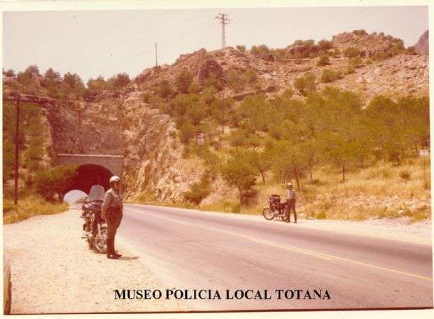 Pareja de Guardia Civil de Trfico junto al tunel de Orihuela (Alicante)