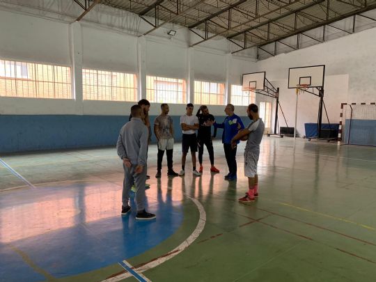 Ms de 50 personas privadas de libertad participan en la escuela de ftbol del FCB que la Pea Barcelonista de Totana desarrolla en el CP Murcia I