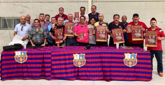 La X Trobada de Peas Barcelonistas de la Regin de Murcia, que tendr lugar en septiembre en Macisvenda, ser solidaria con las asociaciones AELIP y DGenes 