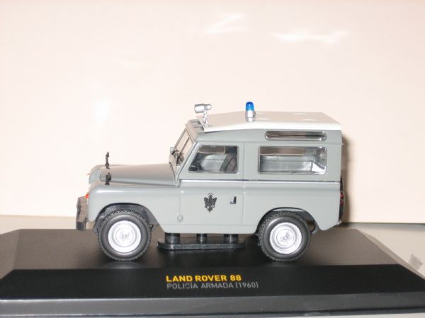 Vehiculo Miniatura Policia Armada Land Rover 88 (1.960)