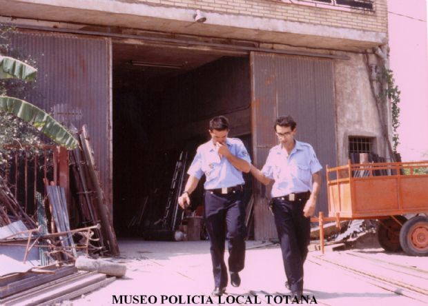 Angel y Fermin B. saliendo del almacen del Pividal frente al Tanagas