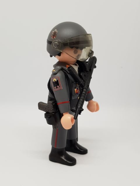 POLICIA ARMADA (GRISES ANTIDISTURBIOS)