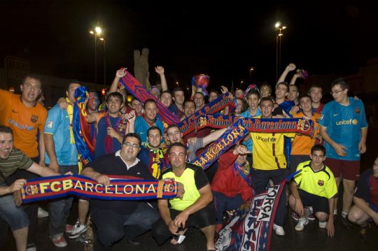 LA PEA BARCELONISTA DE TOTANA CELEBRA EL TRIPLETE EN LAS CALLES DE LA CIUDAD.