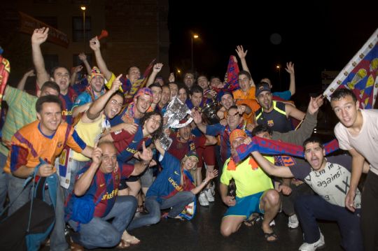 LA PEA BARCELONISTA DE TOTANA CELEBRA EL TRIPLETE EN LAS CALLES DE LA CIUDAD.