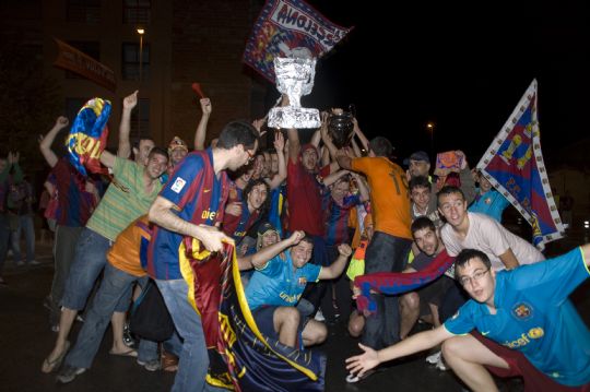 LA PEA BARCELONISTA DE TOTANA CELEBRA EL TRIPLETE EN LAS CALLES DE LA CIUDAD.