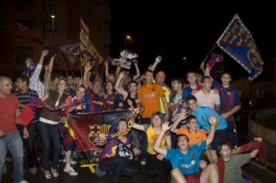 LA PEA BARCELONISTA DE TOTANA CELEBRA EL TRIPLETE EN LAS CALLES DE LA CIUDAD.