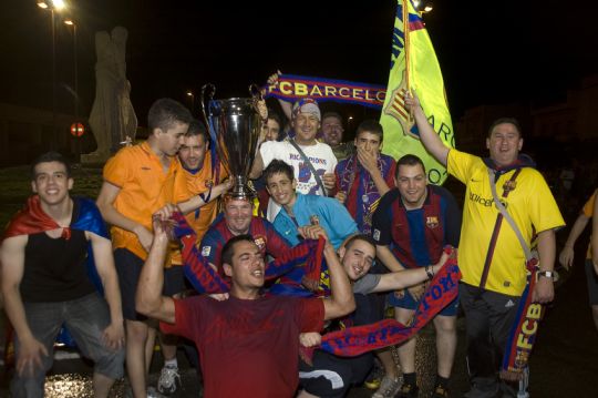 LA PEA BARCELONISTA DE TOTANA CELEBRA EL TRIPLETE EN LAS CALLES DE LA CIUDAD.