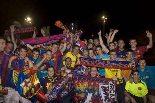 LA PEA BARCELONISTA DE TOTANA CELEBRA EL TRIPLETE EN LAS CALLES DE LA CIUDAD.