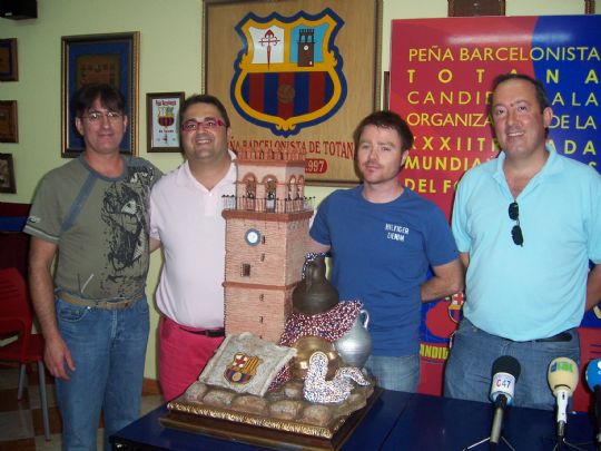 LA PB TOTANA PRESENTA LA MAQUETA DEL MONUMENTO DE LA XXXII TROBADA MUNDIAL DE PEAS DEL FCB. 