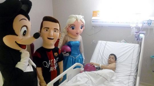 LA PB TOTANA ENTREGA NUEVAMENTE REGALOS A NIÑOS HOSPITALIZADOS EN VIRGEN DE LA ARRIXACA