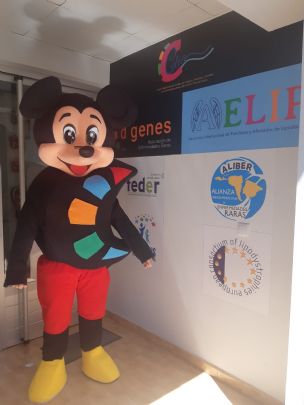 LA PEÑA BARCELONISTA DE TOTANA DONA 2 MUÑECOS CON EL LOGOTIPO DE AELIP Y DGENES  EN EL MARCO DE SU PROGRAMA ILUSIÓN SOLIDARIA