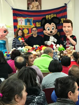 LA PEÑA BARCELONISTA DE TOTANA VISITA EN CENTRO DE PERSONAS CON DISCAPACIDAD INTELECTUAL JOSÉ MOYA TRILLA Y EL CENTRO DE PERSONAS CON ENFERMEDAD MENTAL PRINCESA LETIZIA 