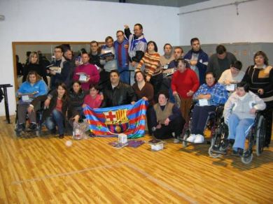 LA PEA BARCELONISTA DE TOTANA REALIZA UNA VISITA AL CENTRO OCUPACIONAL MUNICIPAL Y REGALA OBSEQUIOS A LOS USUARIOS POR LA NAVIDAD 