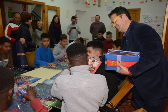 LA PEÑA BARCELONISTA DE TOTANA VISITA EL CENTRO DE PROTECCION DE MENORES GESTIONADO POR LA FUNDACIÓN ANTONIO MORENO EN ALHAMA DE MURCIA