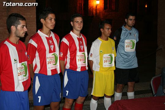 LA XXXII TROBADA MUNDIAL SE  PROMOCIONA EN EL FUTBOL DE TOTANA 