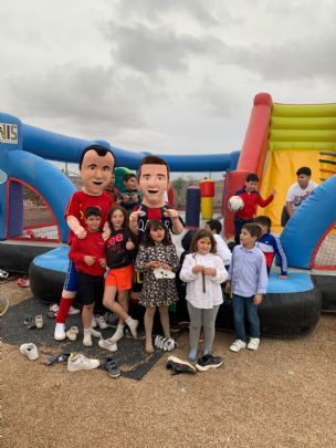 Los muñecos solidarios de la PB Totana hacen sonreír a niños/as en la comunión de nuestro socio GERO