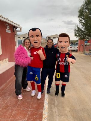 Los muñecos solidarios de la PB Totana hacen sonreír a niños/as en la comunión de nuestro socio GERO