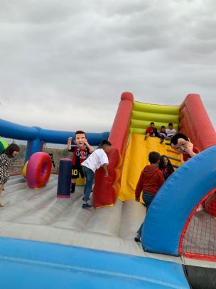 Los muñecos solidarios de la PB Totana hacen sonreír a niños/as en la comunión de nuestro socio GERO