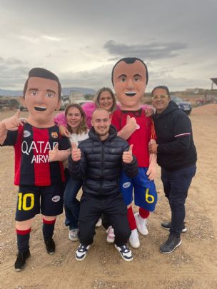 Los muñecos solidarios de la PB Totana hacen sonreír a niños/as en la comunión de nuestro socio GERO