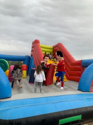 Los muñecos solidarios de la PB Totana hacen sonreír a niños/as en la comunión de nuestro socio GERO