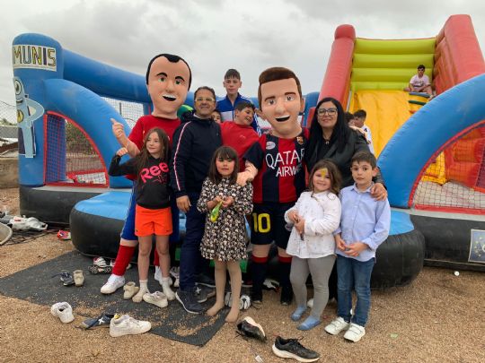 Los muñecos solidarios de la PB Totana hacen sonreír a niños/as en la comunión de nuestro socio GERO