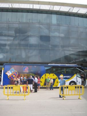 AUTOBUS SOLIDARIO DE LA XXXII TROBADA MUNDIAL DE PEÑAS DEL FC BARCELONA