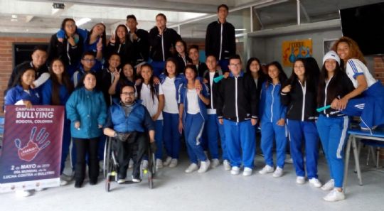 LAS FEDERACIONES DE PEÑAS BARCELONISTAS DE ALICANTE Y CASTILLA LA MANCHA JUNTO CON LA PEÑA BARCELONISTA DE TOTANA DESARROLLAN UN PROYECTO INNOVADOR CONTRA EL BULLYING EN BOGOTA (COLOMBIA)