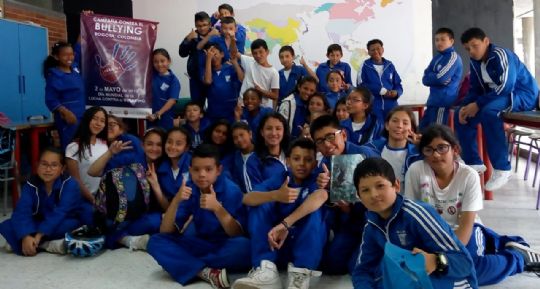 LAS FEDERACIONES DE PEÑAS BARCELONISTAS DE ALICANTE Y CASTILLA LA MANCHA JUNTO CON LA PEÑA BARCELONISTA DE TOTANA DESARROLLAN UN PROYECTO INNOVADOR CONTRA EL BULLYING EN BOGOTA (COLOMBIA)