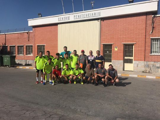 LA PEA BARCELONISTA DE TOTANA CLAUSURA LA ESCUELA DE FTBOL 2018-2019 QUE DESARROLLA EN EL CENTRO PENITENCIARIO DE MURCIA I .