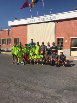LA PEA BARCELONISTA DE TOTANA CLAUSURA LA ESCUELA DE FTBOL 2018-2019 QUE DESARROLLA EN EL CENTRO PENITENCIARIO DE MURCIA I .