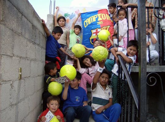 LA PEA BARCELONISTA DE TOTANA ENVIA MATERIAL DEPORTIVO A ATLANGATEPEC (MJICO)