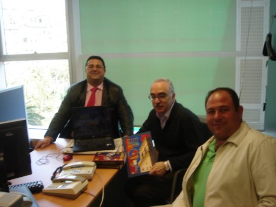 LA PEA BARCELONISTA DE TOTANA VISITA LAS INSTALACIONES DEL DIARIO MUNDO DEPORTIVO Y PRESENTA EL DOSSIER DE SU CANDIDATURA A LA XXXII TROBADA MUNDIAL