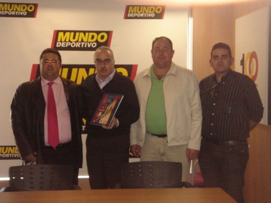 LA PEA BARCELONISTA DE TOTANA VISITA LAS INSTALACIONES DEL DIARIO MUNDO DEPORTIVO Y PRESENTA EL DOSSIER DE SU CANDIDATURA A LA XXXII TROBADA MUNDIAL